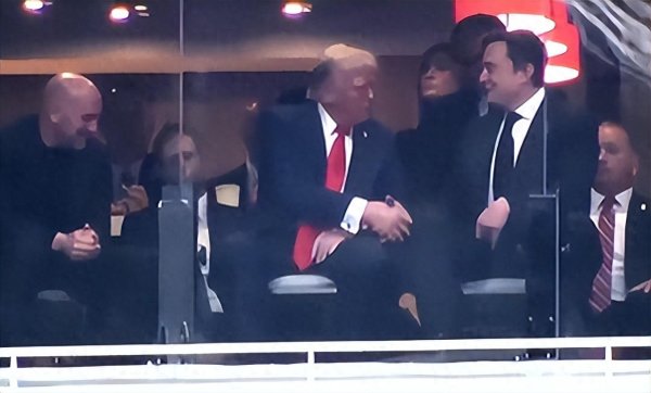 万利配资 马斯克刚与特朗普和好，就遭民主党致命一击，共和党不计前嫌出手